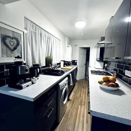 Book Your Stay Near Bailgate The Heart Of Lincoln! Short Let & Longer Bookings Welcome, Weekly And Monthly Offers Burton  Buitenkant foto